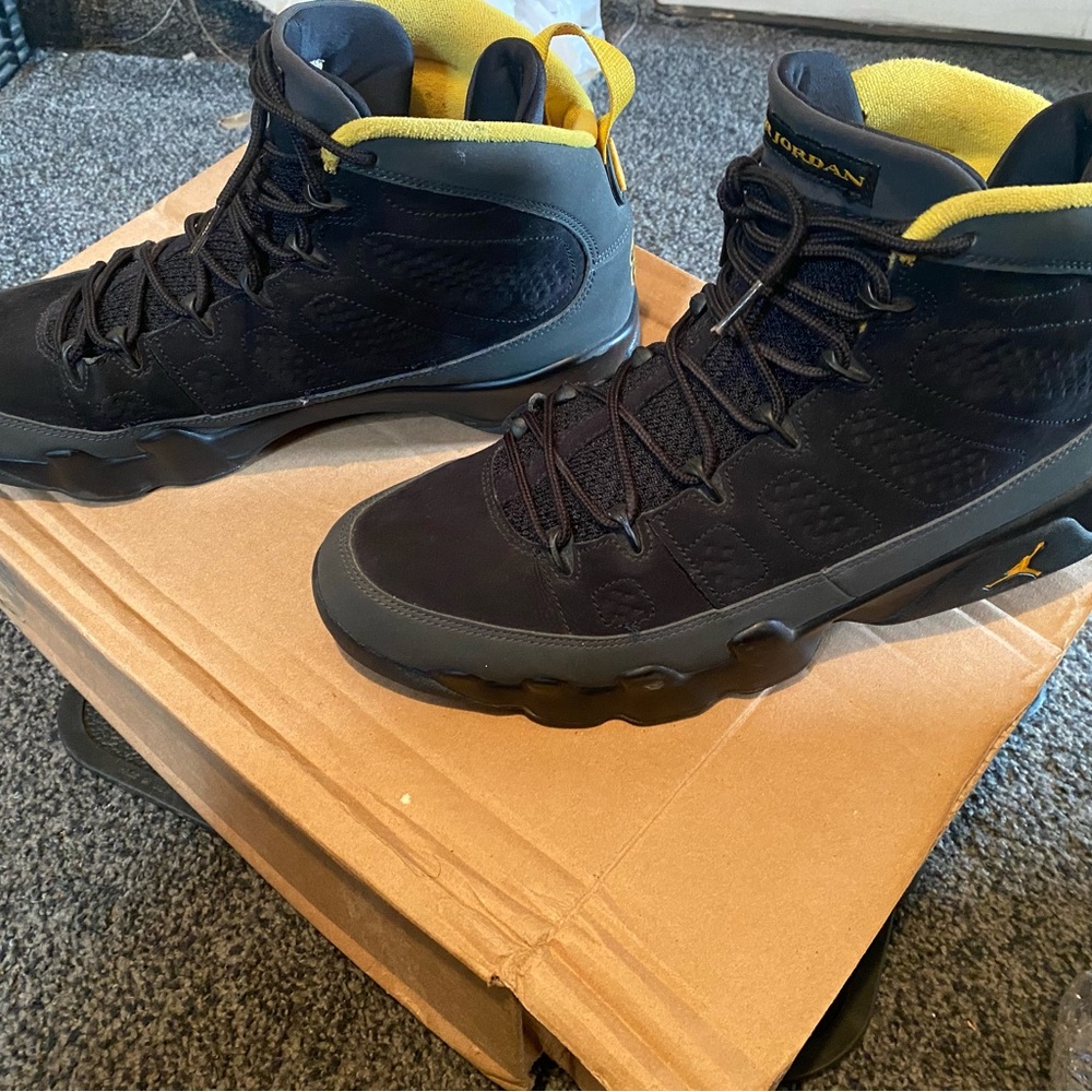 Men’s jordan 9 black and yellow size 12